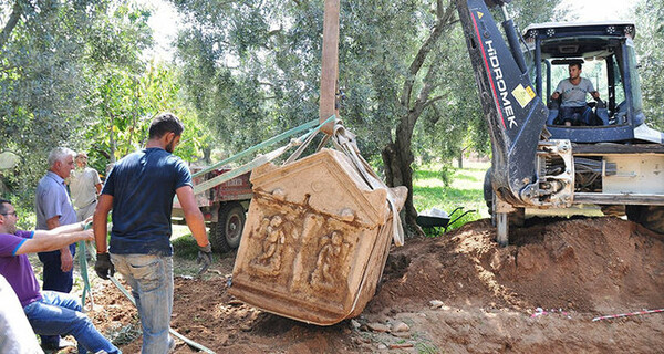 Ανακαλύφθηκαν τρεις αρχαίοι τάφοι σε ελαιώνα στην Προύσα της Τουρκίας