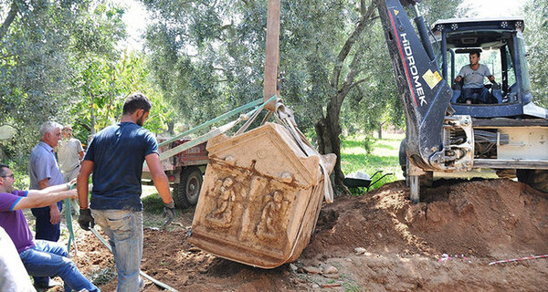 Ανακαλύφθηκαν τρεις αρχαίοι τάφοι σε ελαιώνα στην Προύσα της Τουρκίας