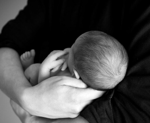 Λάρισα: Τρεις συλλήψεις για αγοραπωλησία βρέφους- Συνελήφθη η 21χρονη μητέρα και οι γονείς της