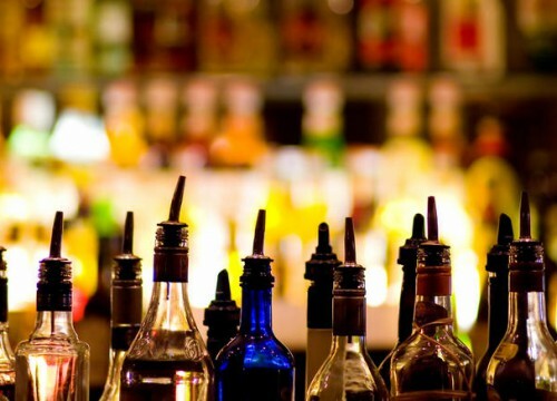 Το ΣΔΟΕ εντόπισε εκατοντάδες φιάλες ποτών-«μπόμπες» σε επιχείρηση στο Περιστέρι