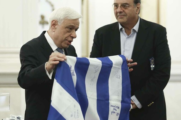 «Πάνε με τη μία και οι "αντιφα" και οι "ΧΑ"!» - 21 meme και ατάκες για τον Αντετοκούνμπο
