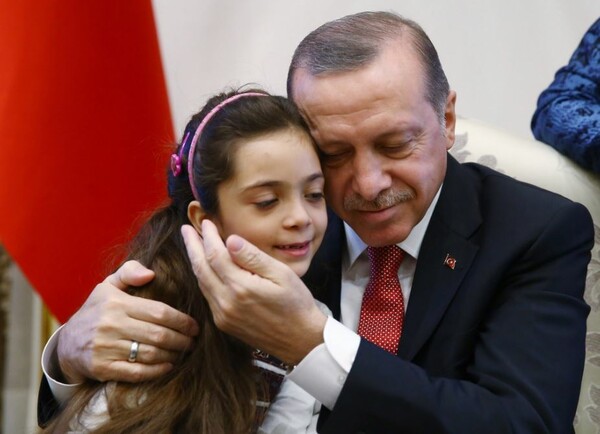 Στην αγκαλιά του Ερντογάν η διάσημη 7χρονη από το Χαλέπι