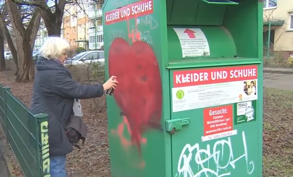 Μία 70χρονη στο Βερολίνο σβήνει νεοναζιστικά γκράφιτι ζωγραφίζοντας καρδιές