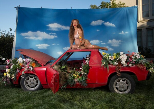 H Beyoncé φωτογραφίζεται γυμνή για να γιορτάσει την εγκυμοσύνη της