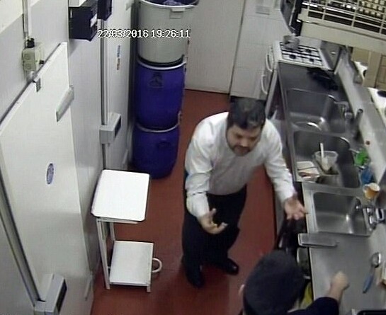 Ιδιοκτήτης εστιατορίου καταδικάστηκε σε φυλάκιση επειδή έριξε βραστό νερό στον σεφ