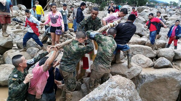 Δραματικές εικόνες στην Κολομβία - Απεγνωσμένες προσπάθειες να βρεθούν επιζώντες