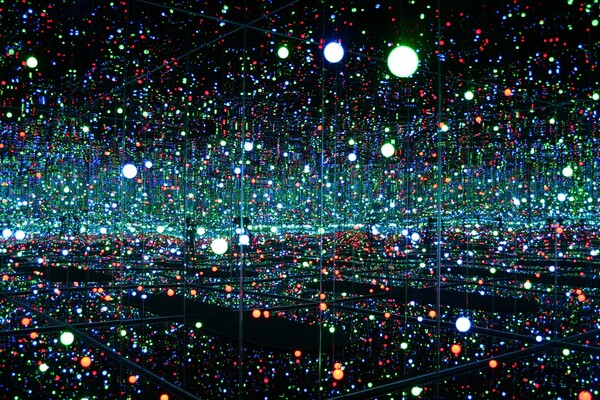 Ο παράξενος, εκθαμβωτικός κόσμος της Yayoi Kusama