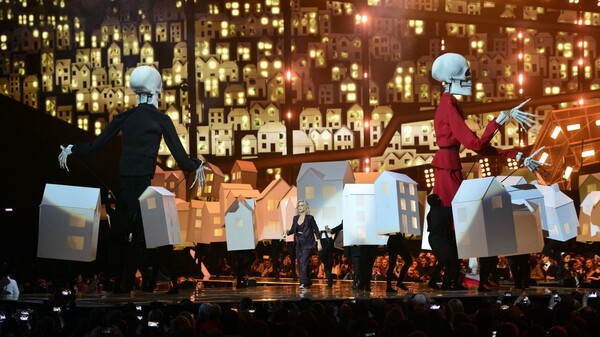 Ατύχημα στα Brit Awards - Xoρευτής της Kέιτι Πέρι έπεσε από τη σκηνή