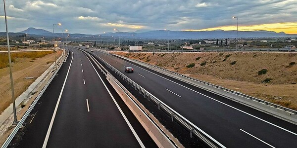 Τροπολογία που κατέθεσε η κυβέρνηση αποζημιώνει με χρήματα των φορολογουμένων εργολάβους όταν ο δρόμος δεν έχει κέρδος