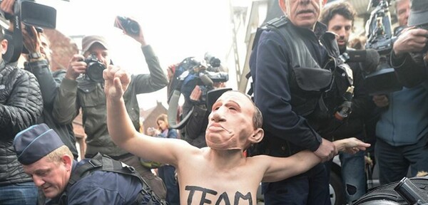Γυμνόστηθη διαμαρτυρία των Femen στο εκλογικό κέντρο που ψήφισε η Λεπέν - ΒΙΝΤΕΟ