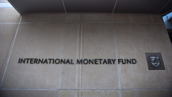 Δεν υποχωρεί το ΔΝΤ: «Μειώστε αφορολόγητο και συντάξεις»