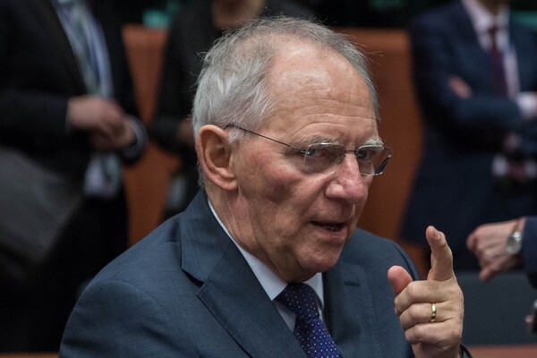 Handelsblatt: Κίνηση τακτικής οι δηλώσεις Σόιμπλε περί ΔΝΤ