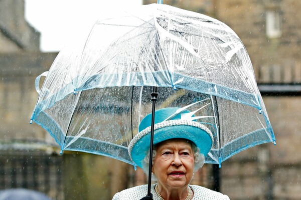 Τι θα συμβεί στη Βρετανία όταν πεθάνει η βασίλισσα Ελισάβετ;