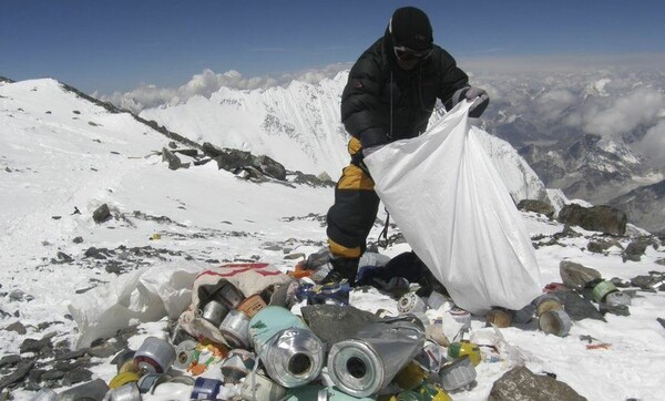Στο Έβερεστ οι ορειβάτες αφήνουν πίσω τους τόνους σκουπιδιών