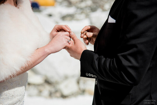Ο εντυπωσιακός γάμος στο Έβερεστ και οι απίστευτες φωτογραφίες των νεόνυμφων Ashley και James
