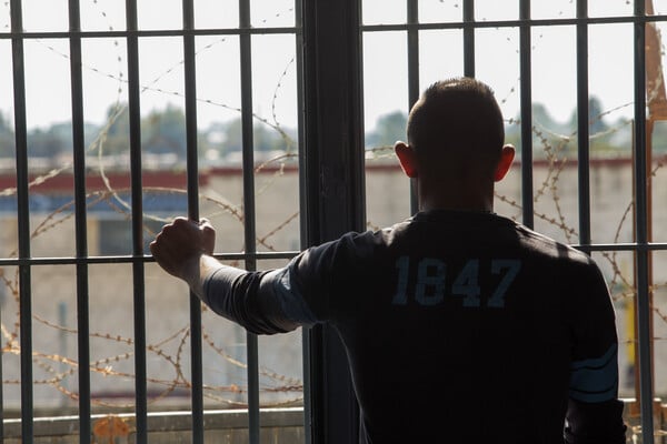 Το υπ. Δικαιοσύνης προωθεί εκμάθηση της ελληνικής γλώσσας σε αλλοδαπούς κρατουμένους
