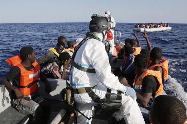 Διασώθηκαν 1.000 μετανάστες στα ανοικτά της Λιβύης