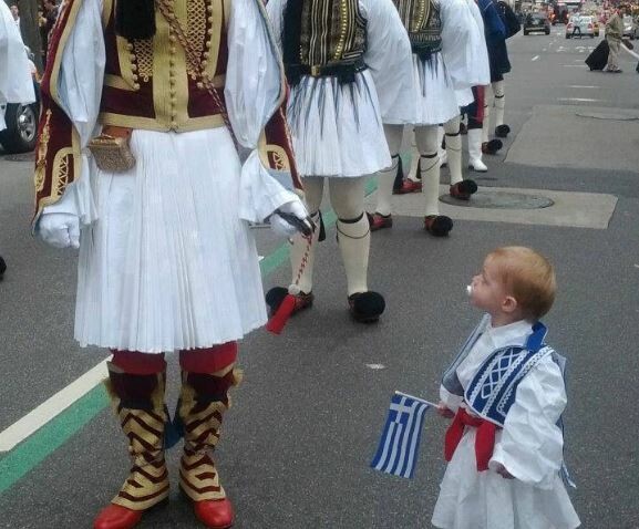 Η Κομισιόν εύχεται για την 25η Μαρτίου με μεγάλους και «μίνι» τσολιάδες