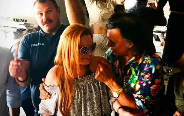 O Ψινάκης διασκεδάζει με την Λίντσεϊ Λόχαν στο Nammos στη Μύκονο - ΒΙΝΤΕΟ