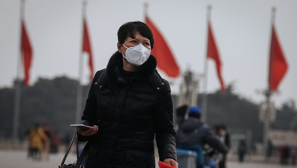 Σε «κίτρινο συναγερμό» το Πεκίνο, λόγω αυξημένης ατμοσφαιρικής ρύπανσης