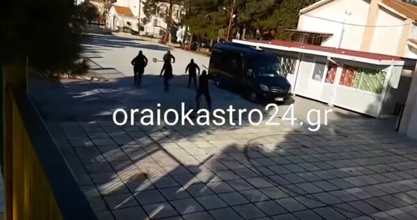 Άγριο ξύλο έξω από το σχολείο στο Ωραιόκαστρο: 6 αντιεξουσιαστές εναντίον ακροδεξιού
