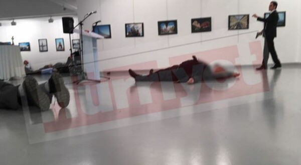Η πρώτη φωτογραφία από τη δολοφονική επίθεση κατά του Ρώσου πρέσβη στην Άγκυρα