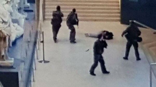 Tι ακριβώς συνέβη σήμερα στο Μουσείο του Λούβρου- Η επίθεση σε στρατιωτική περίπολο και η εξουδετέρωση του δράστη
