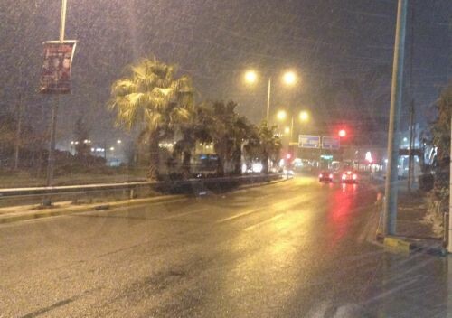 Χιονίζει και στο κέντρο της Αθήνας