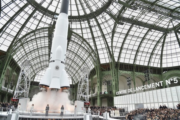 Το σόου του οίκου Chanel στο Παρίσι: Διαστημική υπερπαραγωγή με διάσημα μοντέλα και μεγάλους σταρ στις πρώτες θέσεις