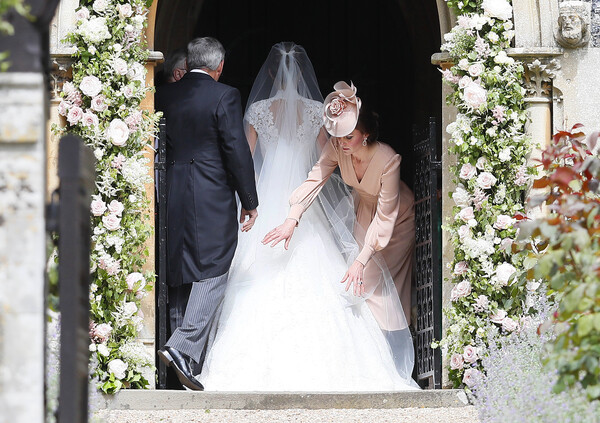 Ο λαμπερός γάμος της Πίπα Μίντλετον: Οι καλεσμένοι, το νυφικό, το πρώτο φιλί και το βασιλικό ζεύγος