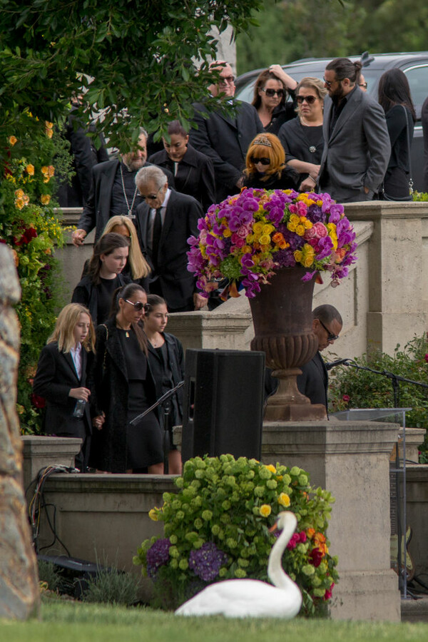 Το τελευταίο αντίο στον Κρις Κορνέλ: Ο Μπράντ Πιτ, η Βίκυ Καραγιάννη και διάσημοι σταρς συντετριμμένοι στην κηδεία