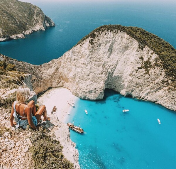 Nέοι, όμορφοι και ερωτευμένοι γυρίζουν τον κόσμο, πληρώνονται για τις φωτογραφίες τους και αποθεώνουν την Ελλάδα