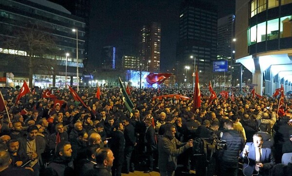 Νύχτα έντασης στην Ολλανδία: Εκατοντάδες τούρκοι διαδηλωτές έξω από το τουρκικό προξενείο στο Ρότερνταμ