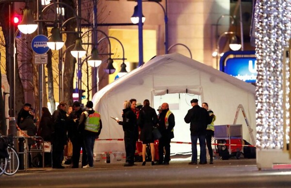 Βερολίνο: 12 νεκροί και 50 τραυματίες από φορτηγό που έπεσε σε Χριστουγεννιάτικη αγορά