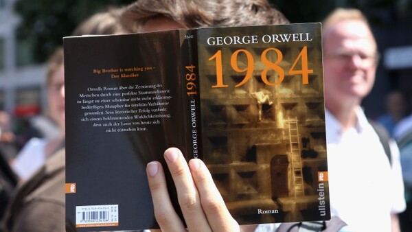 Η τυχαία αναφορά συμβούλου του Τραμπ στο «1984» εκτόξευσε τις πωλήσεις του βιβλίου στο Amazon