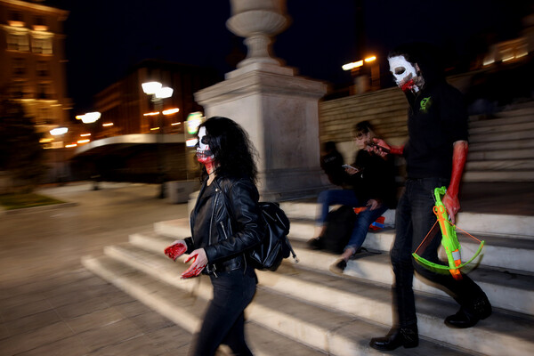 Zombie Walk Athens 2017: Οι Αθηναίοι διασκεδάζουν ντυμένοι ζόμπι και σπέρνουν τον τρόμο στο κέντρο της πόλης