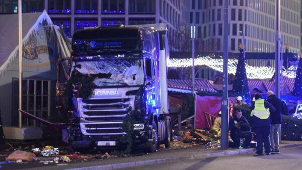 Φορτηγό έπεσε σε πλήθος στη Χριστουγεννιάτικη αγορά του Βερολίνου