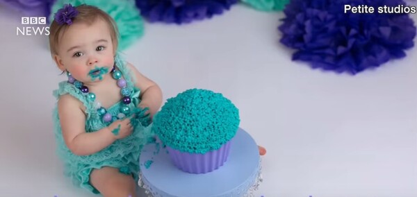 Cake smash: το πανάκριβο αμερικανικό έθιμο για νήπια που έγιναν ενός έτους