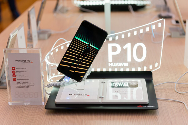 Εντυπωσιακή παρουσίαση για τα νέα smartphones Huawei P10 & P10 Plus!