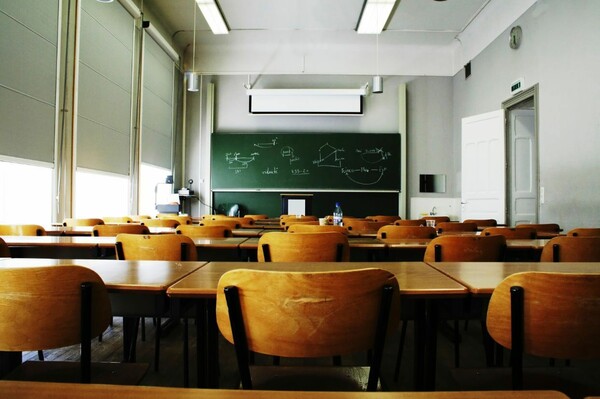 Tο ιταλικό δημόσιο θα προσλάβει μέχρι τον Σεπτέμβριο 52.000 καθηγητές λυκείου και γυμνασίου