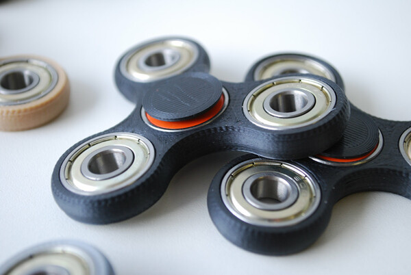 Fidget Spinner: Τι είναι αυτό το μικρό gadget που έχει γίνει μόδα σ' όλο τον πλανήτη