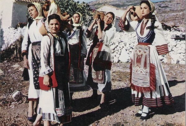 68 έγχρωμες φωτογραφίες από ασπρόμαυρες ταινίες του ελληνικού κινηματογράφου