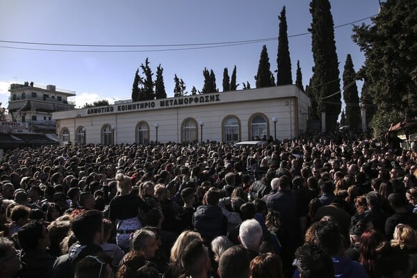 Επτά κηδείες που μετατράπηκαν σε λαϊκό προσκύνημα τα τελευταία τριάντα χρόνια