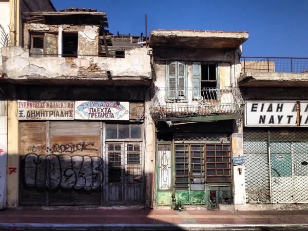 Ένα βήμα πίσω από το λιμάνι του Πειραιά, σήμερα