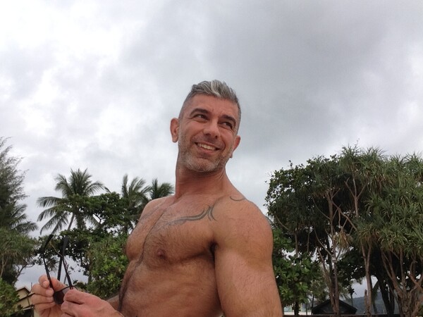Ο personal trainer Χάρης Ιωαννίδης λέει ότι μπορείς να γυμνάζεσαι όπου θέλεις. Θα το κάνεις, όμως;
