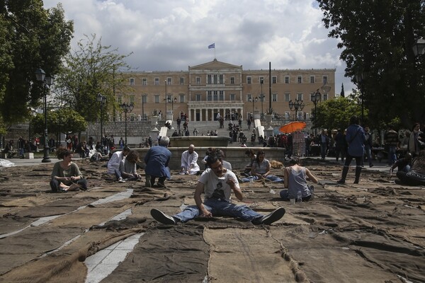 Documenta 14: Αναπαριστώντας τον πολιτικό παλμό της πλατείας Συντάγματος με τσουβάλια