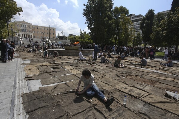 Documenta 14: Αναπαριστώντας τον πολιτικό παλμό της πλατείας Συντάγματος με τσουβάλια