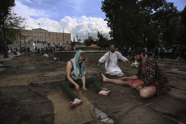 Documenta 14: Αναπαριστώντας τον πολιτικό παλμό της πλατείας Συντάγματος με τσουβάλια