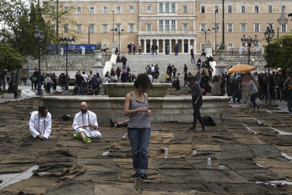 Documenta 14: Αναπαριστώντας τον πολιτικό παλμό της πλατείας Συντάγματος με τσουβάλια