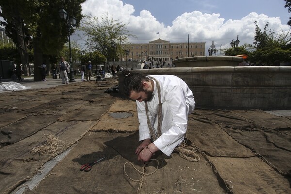 Documenta 14: Αναπαριστώντας τον πολιτικό παλμό της πλατείας Συντάγματος με τσουβάλια